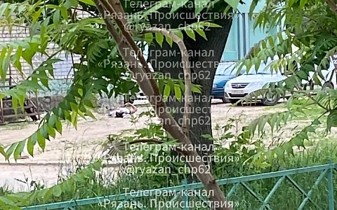 На улице Бирюзова заметили тело мужчины