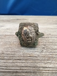 Археологи нашли в Рязанской области древнее украшение с лицом