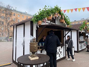 Рязанцы покупают на Пасхальной ярмарке куличи, мёд и корзины