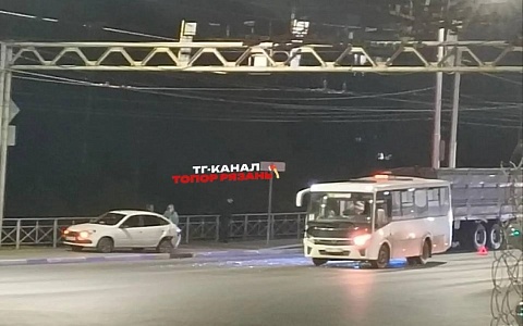В Рязани столкнулись автобус и легковой автомобиль