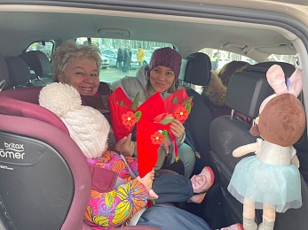 В Рязанской области водительниц поздравили с 8 марта