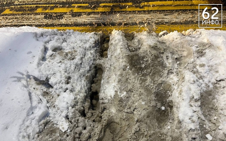 Рязанцы продолжают жаловаться на сугробы во дворах и у переходов - 62ИНФО