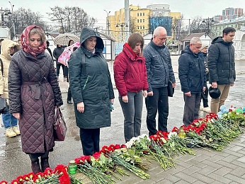 Рязанская область скорбит по жертвам теракта в "Крокусе" - 62ИНФО Рязанская область скорбит по жертвам теракта в "Крокусе"