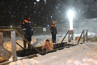В Рязани 1 500 человек окунулись в Ореховом озере в Крещение