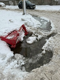 В Рязани «скорая помощь» застряла в ледяной яме