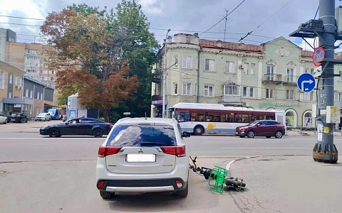 В ДТП на улице Дзержинского в Рязани пострадал электровелосипедист