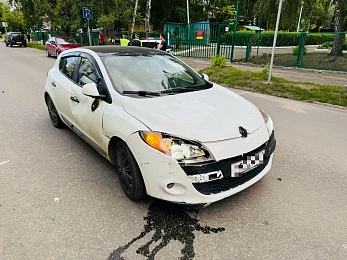 В Рязани мопедист без прав попал в аварию с Renault