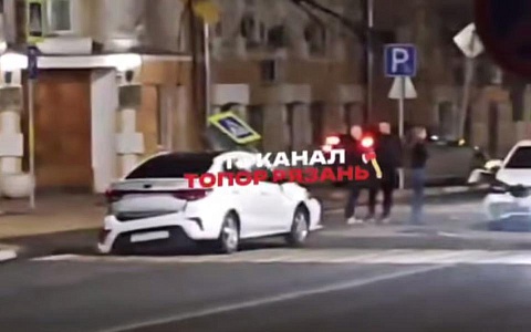 Легковушка снесла знак перед зданием Рязгордумы