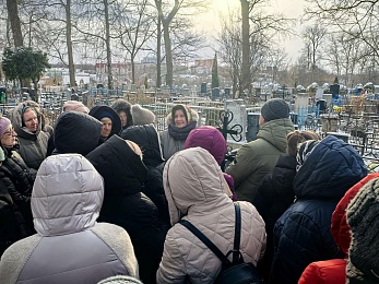 Десятки рязанцев пришли в мороз на Скорбященское кладбище