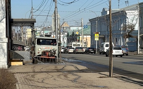 В Рязани приступили к мытью тротуаров