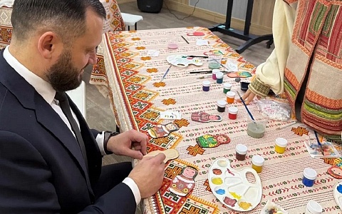 Глава Рязанского округа собственноручно расписал матрешку