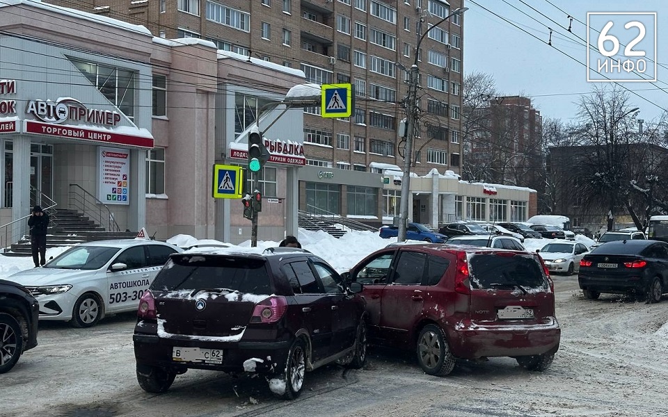 В Рязани Geely и Nissan попали в ДТП на перекрестке Грибоедова и Вознесенской - 62ИНФО