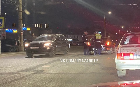 Человек попал под машину около больницы в Рязани Человек попал под машину около больницы в Рязани