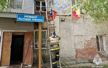 В Михайлове 9 человек тушили административное здание