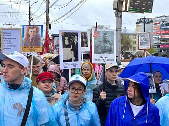 В Рязани более 20 тысяч горожан прошли в строю «Бессмертного полка» - 62ИНФО В Рязани более 20 тысяч горожан прошли в строю «Бессмертного полка»