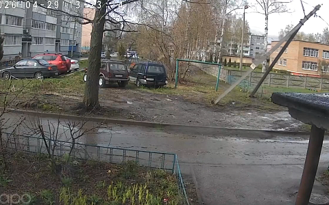 На улице Сельских Строителей на детской площадке упал столб