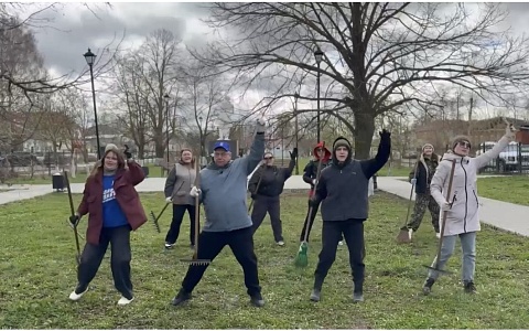 В Касимове глава округа Иван Бахилов станцевал с граблями на субботнике