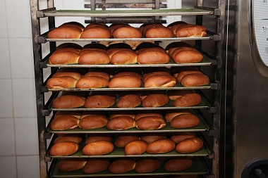 В Рязани депутаты и родственники бойцов СВО испекли пироги для раненых