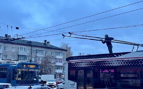 Мокрый снег оборвал контактный провод на улице Чкалова