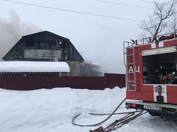В Шумаши под Рязанью горит жилой дом