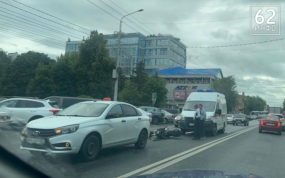 В центре Рязани такси сбило мотоциклиста - 62ИНФО
