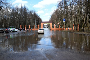 Рязанцы начали плавать на лодках и сап-бордах по затопленному Лесопарку