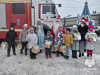Рязанских детей поздравили сотрудники МЧС в костюмах Дедов Морозов