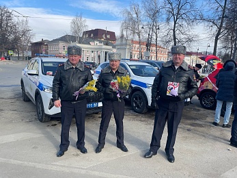 Автоинспекторы дарят цветы автомобилисткам в честь 8 Марта 