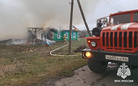 Сени дома в селе Телятники под Сараями сгорели из-за курения