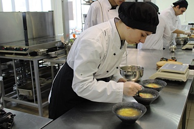 Студентов Ряжского колледжа научили готовить уху по-рязански