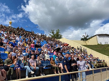 В Рязани День ВДВ отметили показательными выступлениями десантников и прыжками с парашютом