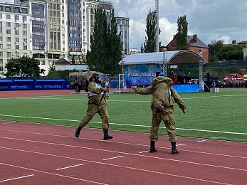 В Рязани День ВДВ отметили показательными выступлениями десантников и прыжками с парашютом