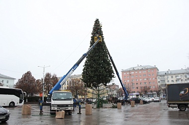 Начали украшать: в Рязани завершают монтаж новогодних елей