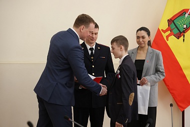 Павел Малков вручил паспорта молодым рязанцам 