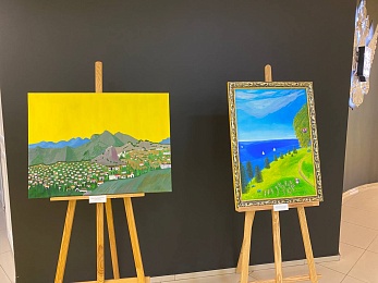 Держит кисть в зубах: в Рязани представили выставку "Творчество без рук" - 62ИНФО Держит кисть в зубах: в Рязани представили выставку "Творчество без рук"