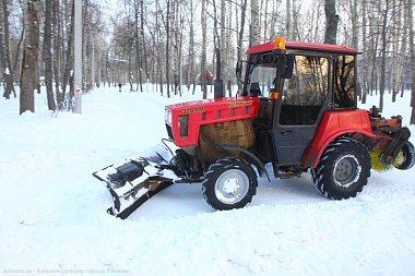 Уборка рязанских парков и скверов от снега продолжается