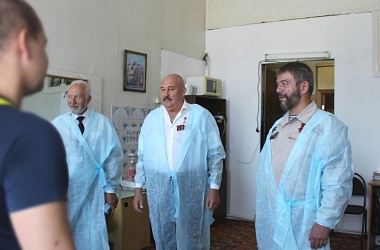 Пациентов-военнослужащих в рязанском военном госпитале поздравили с Днём ВДВ