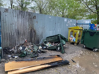 Сгоревшие мусорки на улице Колхозной в Рязани заменили на новые 