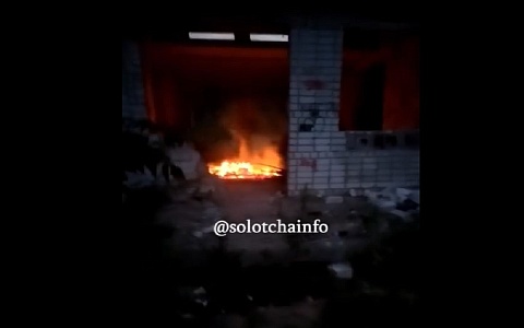 В Солотче заметили огонь в заброшенном здании
