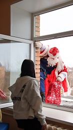 Рязанские спасатели в праздничных костюмах поздравили детей в больницах
