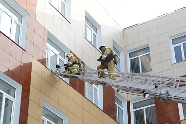 В рязанской больнице Семашко сотрудники МЧС отработали навыки тушения пожаров 