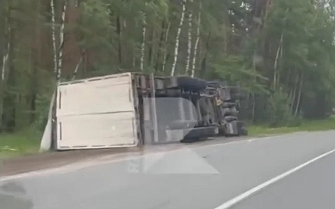 Фура опрокинулась на трассе в Клепиковском округе