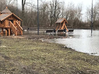 В Лесопарке закрыли проезд транспорта к реке