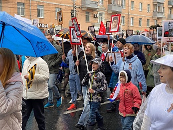 В Рязани более 20 тысяч горожан прошли в строю «Бессмертного полка» - 62ИНФО В Рязани более 20 тысяч горожан прошли в строю «Бессмертного полка»