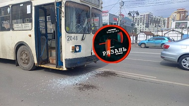 Маршрутка и троллейбус столкнулись в центре Рязани