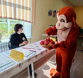 В Рязанской области избирательный участок посетили Чебурашка и крокодил Гена