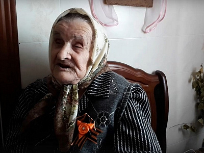 Видео: 96-летняя рязанка спела для гостей в День Победы
