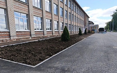 Семиклассники Мурминской школы помогли благоустроить школьный двор
