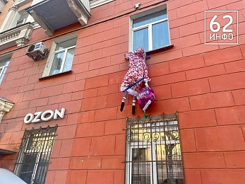 На Первомайском проспекте заметили лезущего в окно Деда Мороза