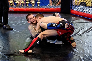 В рязанском Лесопарке прошёл турнир ММА «Битва за Рязань»